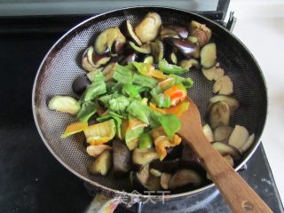 豆瓣茄子炒油条的做法步骤：8