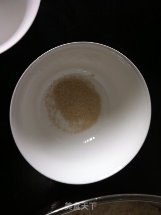 猪肉韭菜包子的做法步骤：1