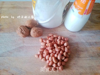核桃花生牛奶的做法步骤：1