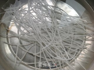 芹菜炒粉的做法步骤：1