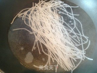 芹菜炒粉的做法步骤：2