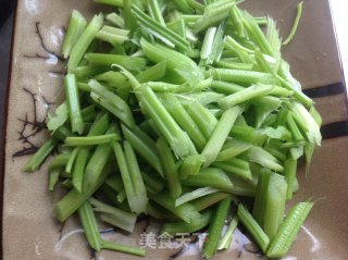 芹菜炒粉的做法步骤：4