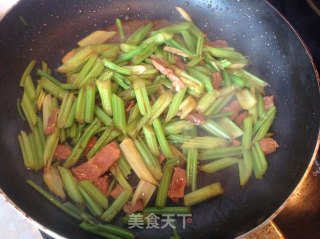 芹菜炒粉的做法步骤：6