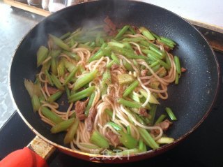 芹菜炒粉的做法步骤：8