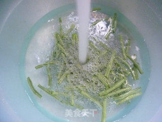 油条炒带豆的做法步骤：2