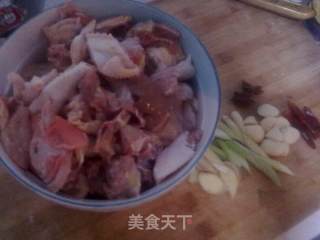土豆炖鸡的做法步骤：1