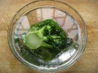 虾仁西兰花的做法步骤：1