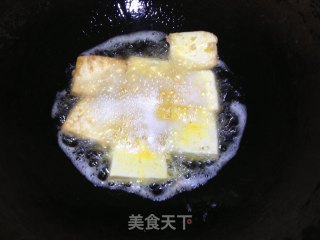 豆腐鱼头砂锅煲的做法步骤：1