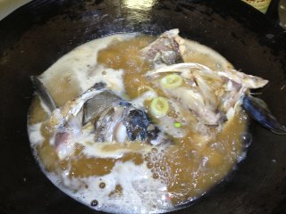 豆腐鱼头砂锅煲的做法步骤：4