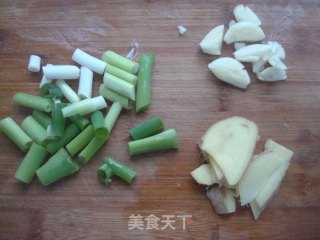 家常炖偏口鱼的做法步骤：2