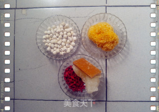 夏季之糖水佳品————银耳莲子冰糖红片糖枸杞羹的做法步骤：1