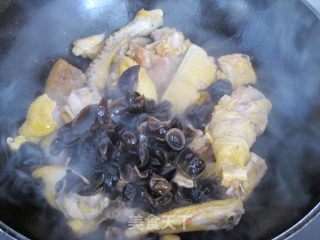 黑木耳炖土鸡的做法步骤：9