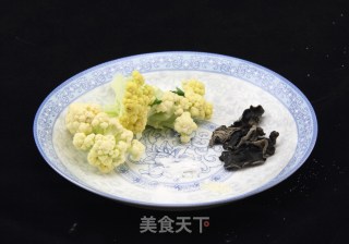 木耳炒花菜的做法步骤：1