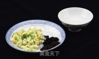 木耳炒花菜的做法步骤：2
