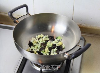 木耳炒花菜的做法步骤：4
