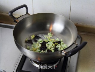 木耳炒花菜的做法步骤：5