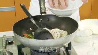 雪耳莲藕炒兰豆的做法步骤：2