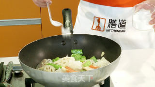雪耳莲藕炒兰豆的做法步骤：3