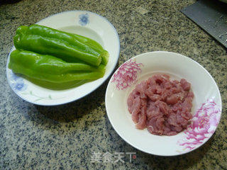 青椒炒里脊肉的做法步骤：1