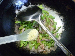 青椒炒里脊肉的做法步骤：8