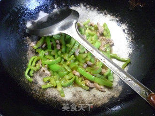 青椒炒里脊肉的做法步骤：9
