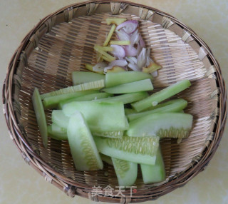 老黄瓜肉丸汤的做法步骤：1