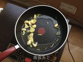 红烧带鱼的做法步骤：1