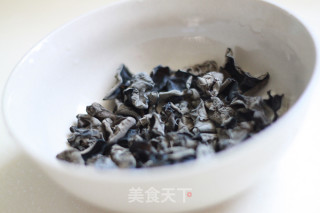 黑木耳炒蒜苔五花肉的做法步骤：1