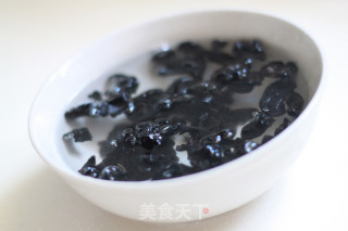 黑木耳炒蒜苔五花肉的做法步骤：2