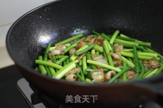 黑木耳炒蒜苔五花肉的做法步骤：9