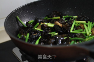 黑木耳炒蒜苔五花肉的做法步骤：10