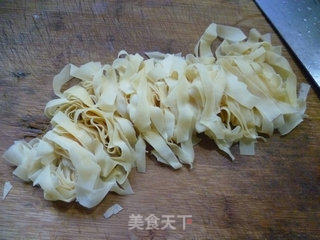 里脊肉咸菜炒千张的做法步骤：2