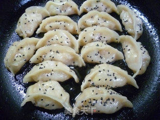 韭菜芽猪肉馅锅贴的做法步骤：15