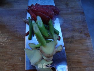 牛肉炒西兰花的做法步骤：1