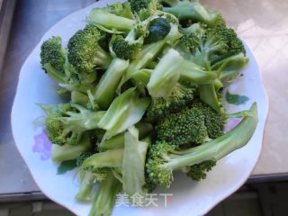牛肉炒西兰花的做法步骤：2
