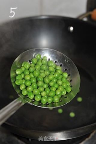 厚底鲜虾培根披萨的做法步骤：5
