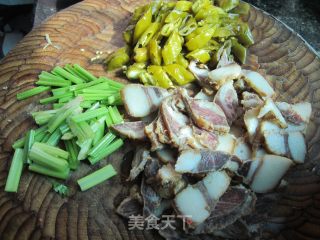 酸椒腊肉的做法步骤：2