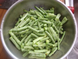 裹面长豆角的做法步骤：1