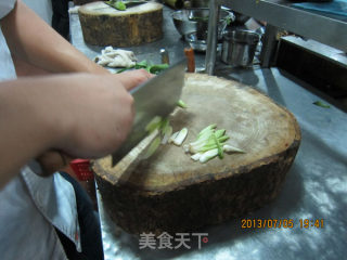 秘制腌菜回锅肉的做法步骤：1