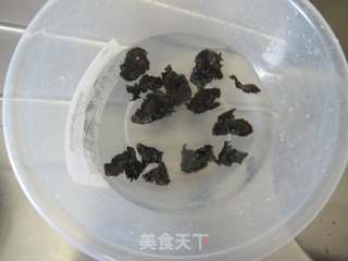 【脆拌黑木耳】夏日凉菜的做法步骤：2