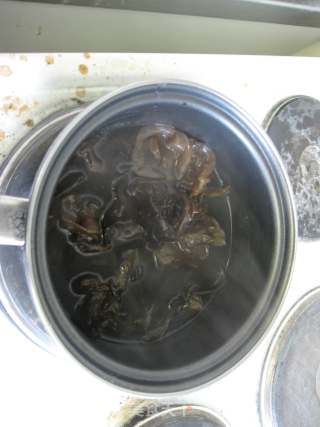 【脆拌黑木耳】夏日凉菜的做法步骤：4