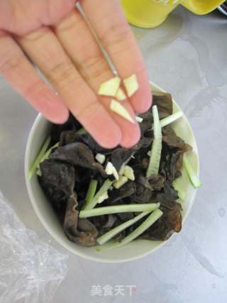 【脆拌黑木耳】夏日凉菜的做法步骤：7