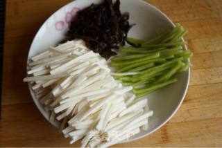 茭白小炒肉的做法步骤：2