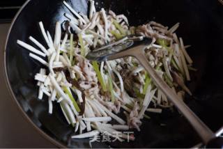 茭白小炒肉的做法步骤：10