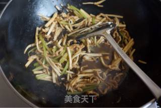 茭白小炒肉的做法步骤：11