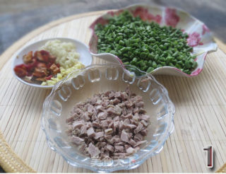 夏季开胃特色菜，香辣肉丁豆角，特别下饭哦的做法步骤：1