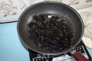 五花肉炒木耳的做法步骤：3
