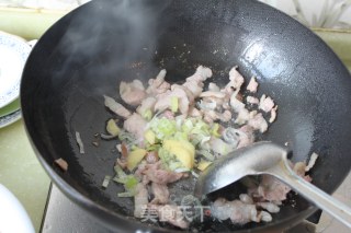 五花肉炒木耳的做法步骤：4