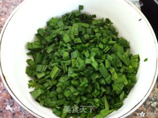 韭菜猪肉馅饺子的做法步骤：2