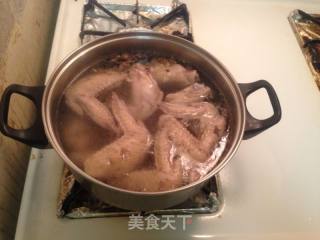 香菇腐竹焖鸡翅的做法步骤：1